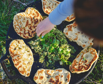 Krämig spenatgryta och naan på muurikka