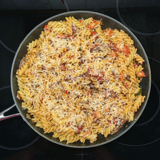Spaghetti Alla Puttanesca med sidfläsk