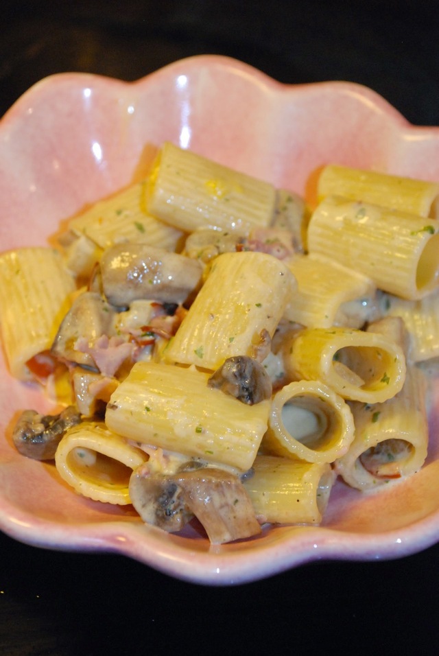 Pasta med rökt skinka och svamp