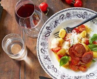 Gnocchi med tomatsås, mozzarella och knaprig salami