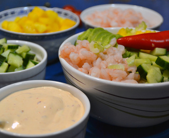 Poké bowl med räkor, avokado & sambal-sås