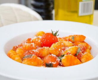 Gnocchi med tomatsås och basilika
