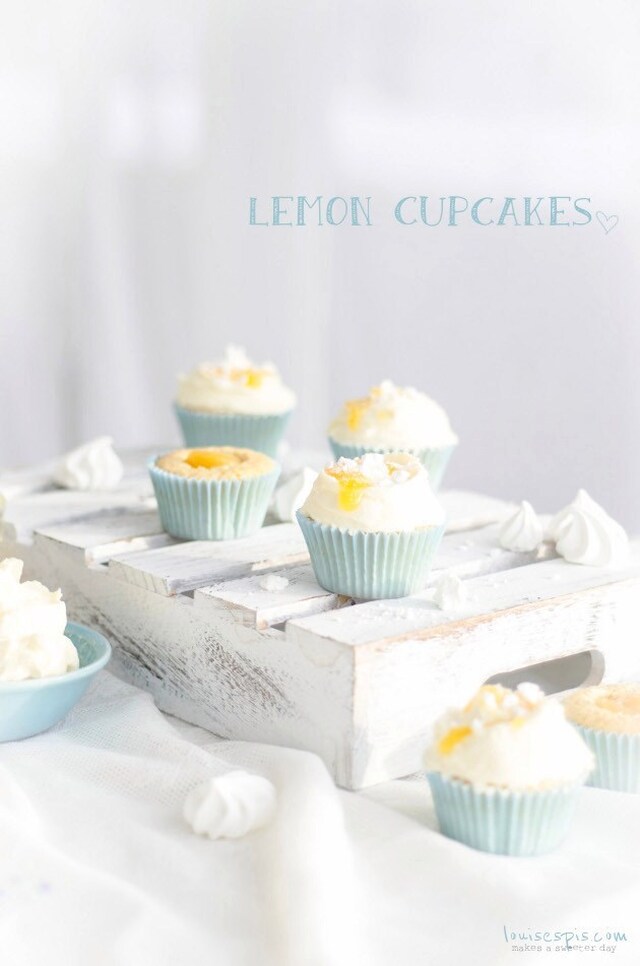 Tangy Lemon Cupcakes with Meringues and Lemon Cream Cheese Frosting ( Syrliga Citron Cupcakes med Maränger och Citronfrosting )