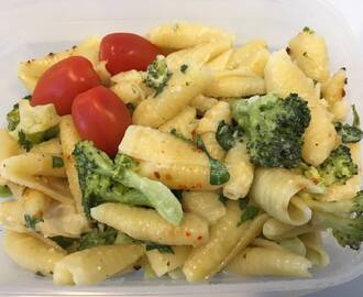 Snabb pasta Alfredo med färsk broccoli