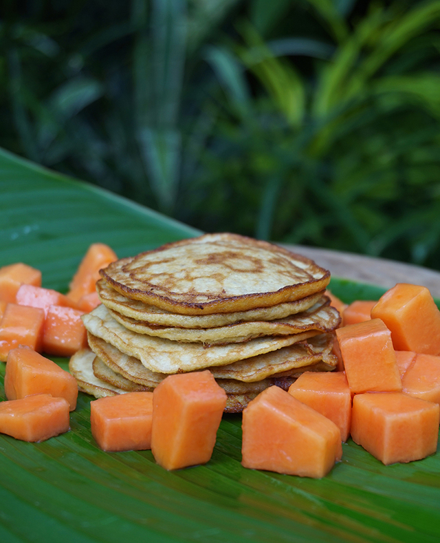 Bananplättar med kokosolja och papaya