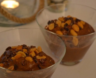 Bananglass med choklad och jordnötter