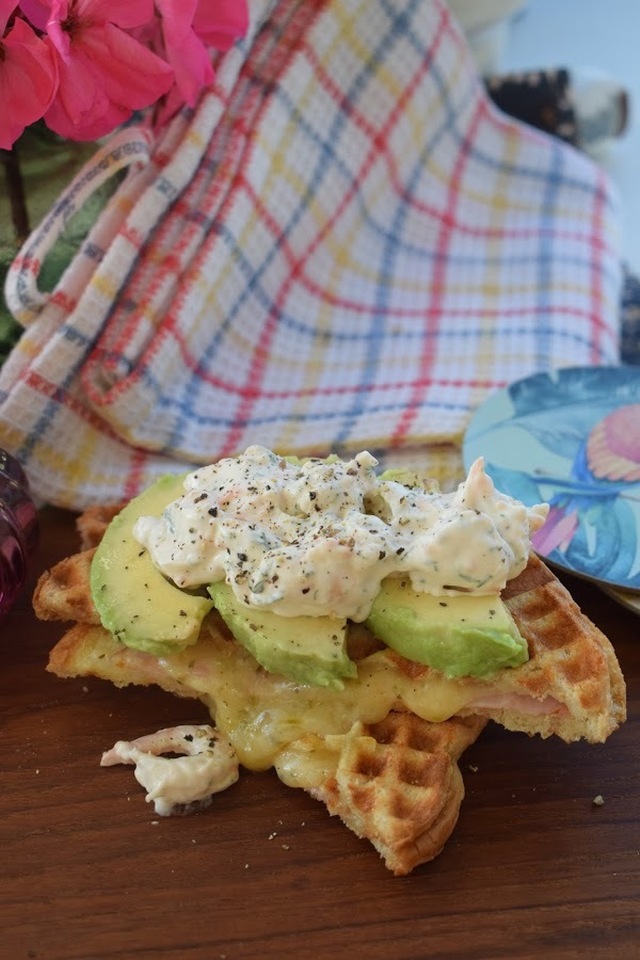 Varm toast med skinka, västerbottensost, skagenröra och avokado