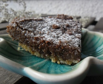 Kladdkaka på jordnötsbotten