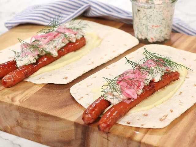 Tunnbrödrulle med het kräftsallad och picklad rödlök