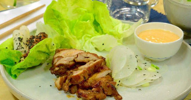 Sötstark koreansk kyckling i salladsblad