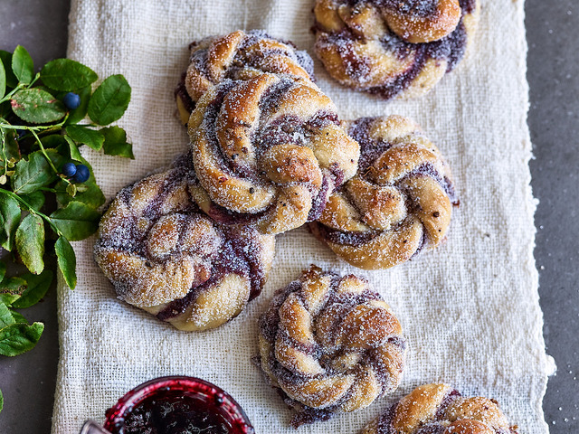 Blåbärsbullar med mandelmassa