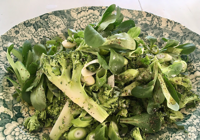 Var dags gröna mat - Hyvlad broccoli med machésallad och balsamico