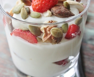 Rysk yoghurt med jordgubbar, nötter och pumpafrön