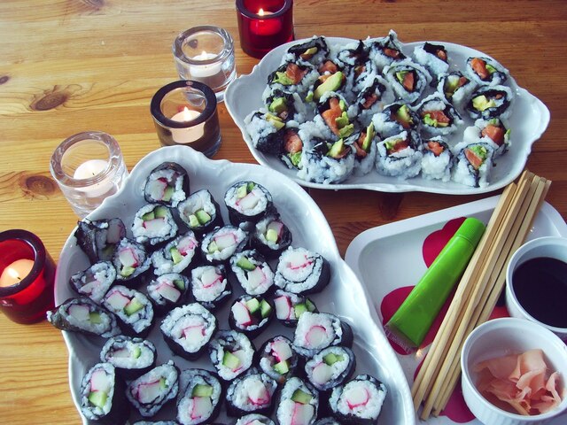 Hemmagjord sushi: med utåtvända och inåtvända noriark.
