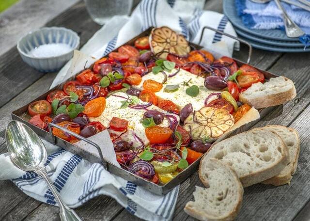 Bakad fetaost med körsbärstomater och oliver