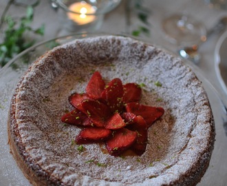 Vit chokladkladdkaka med marinerade jordgubbar och tips på påskbubbel