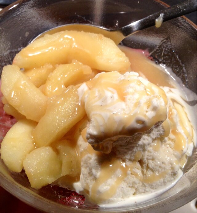 Vaniljstekta äpplen med kolasås och glass
