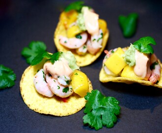 Räk- & mangoceviche på krispiga nachos – drinktilltugg