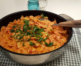 Krämig pasta i tomatsås- middag på 30 min