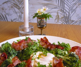 Sallad med pocherat ägg och basilikadressing