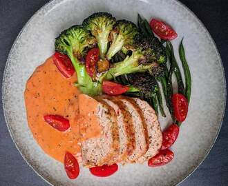 Örtig kycklingfärslimpa med råstekt broccoli och gräddig tomatsås
