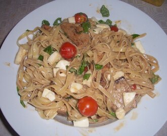 Fläskfilé, mozzarella, tomat och basilika med pasta