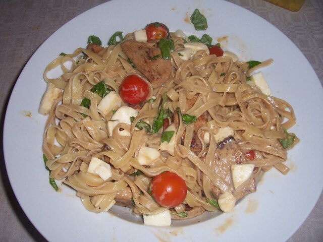 Fläskfilé, mozzarella, tomat och basilika med pasta