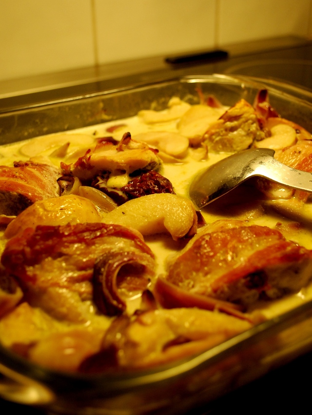 Baconlindad, fylld kyckling med pesto, soltorkade tomater och parmesanost