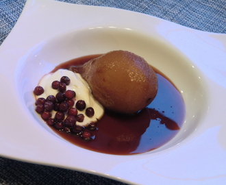 Glöggkokta päron med lingon och turkisk yoghurt