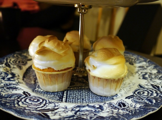 citron-cupcakes med marängfrosting