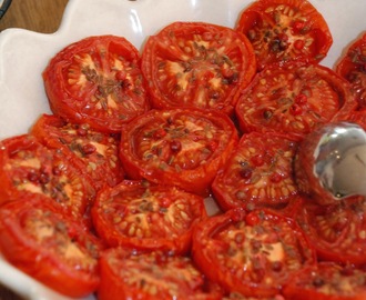 Bakade tomater med dillfrön och rosépeppar