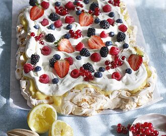 Pavlova med citron och bär – Ur baka i långpanna deluxe