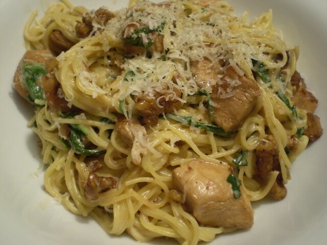 Pasta med kyckling, rucola och valnötter