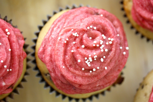 The Prettiest Chocolate Chip Cupcakes with Raspberry Frosting – Dom Finaste Chocolate Chip Cupcakesen med Hallonfrosting