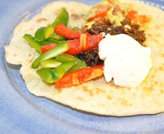 Hembakta glutenfria tortillas och lite chili på det