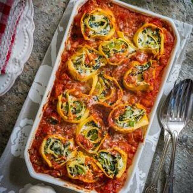 Gratinerade pastastubbar med svartkål och tomatsås