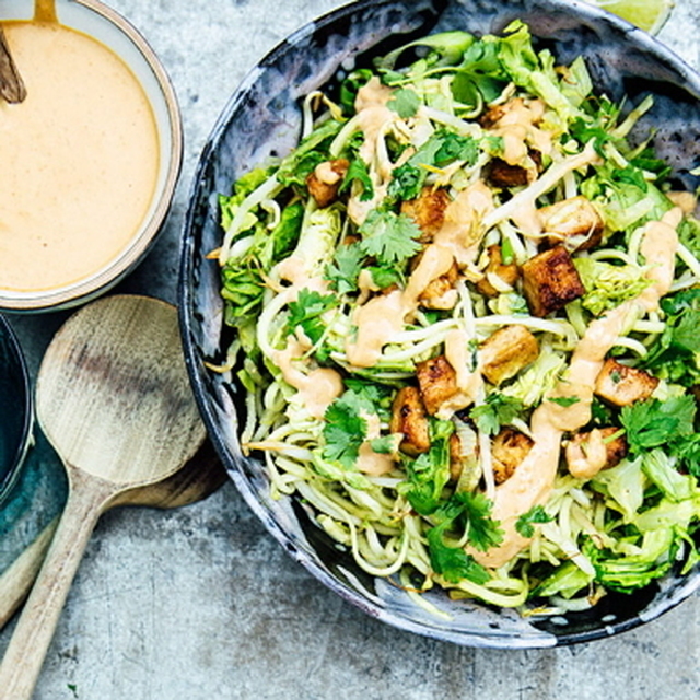 Zoodles med het tofu och jordnötsdressing