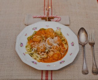 Frikadeller i tomatsås