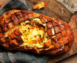 Helbakat grekiskt lantbröd med camembert