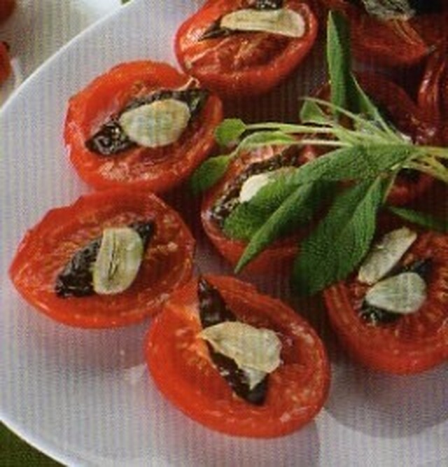 Salvia och vitlöksbakade tomater