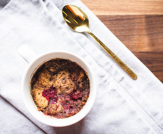 Raspberry mug cake