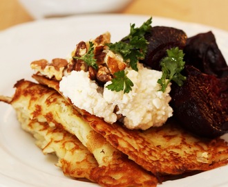 Raggmunk med vegetariska tillbehör: rostade rödbetor och fetaoströra med valnötter och honung