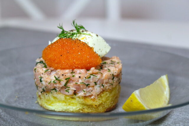 Smörstekt brioche med laxtartar, kalixlöjrom och smetana