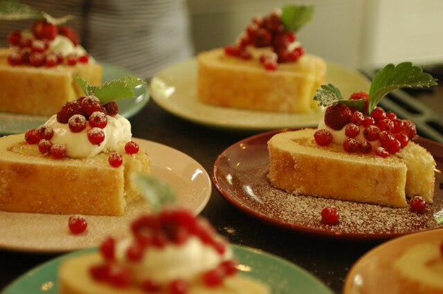 Rulltårta med lemon curd, vaniljgrädde och färska bär