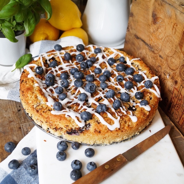 Blåbärs-kladdkaka med havrecrumble.