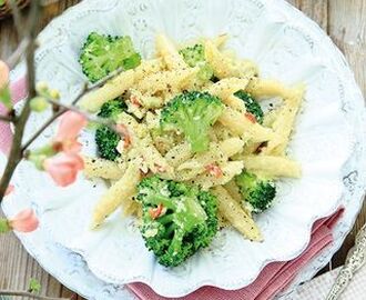 Penne med pistaschmandel, broccoli och getost