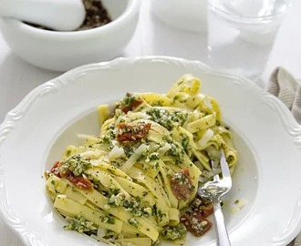 Pasta med pesto och marinerade soltorkade tomater