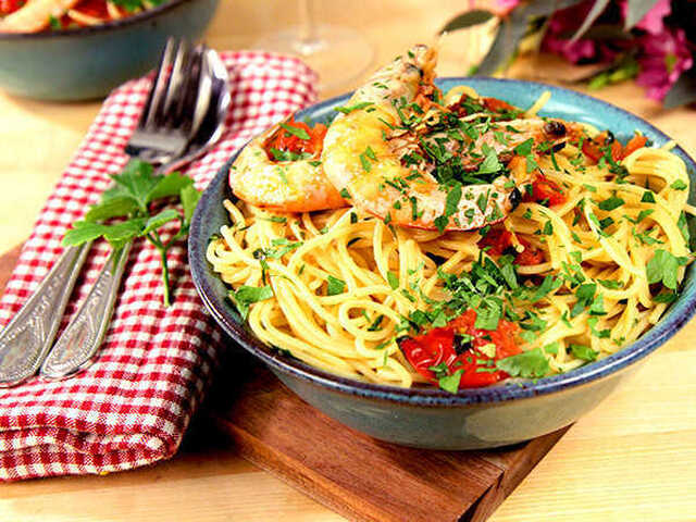 Pasta med vitlöksfrästa räkor och vitt vin