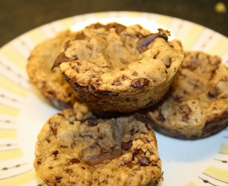 Tjocka chocolate chip cookies gjorda på brynt smör