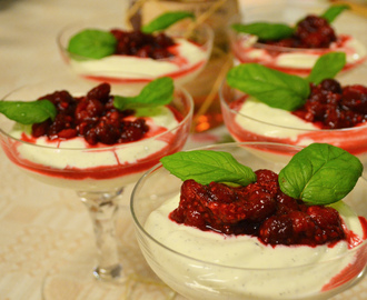 Yoghurt med hallon marinerade i rom